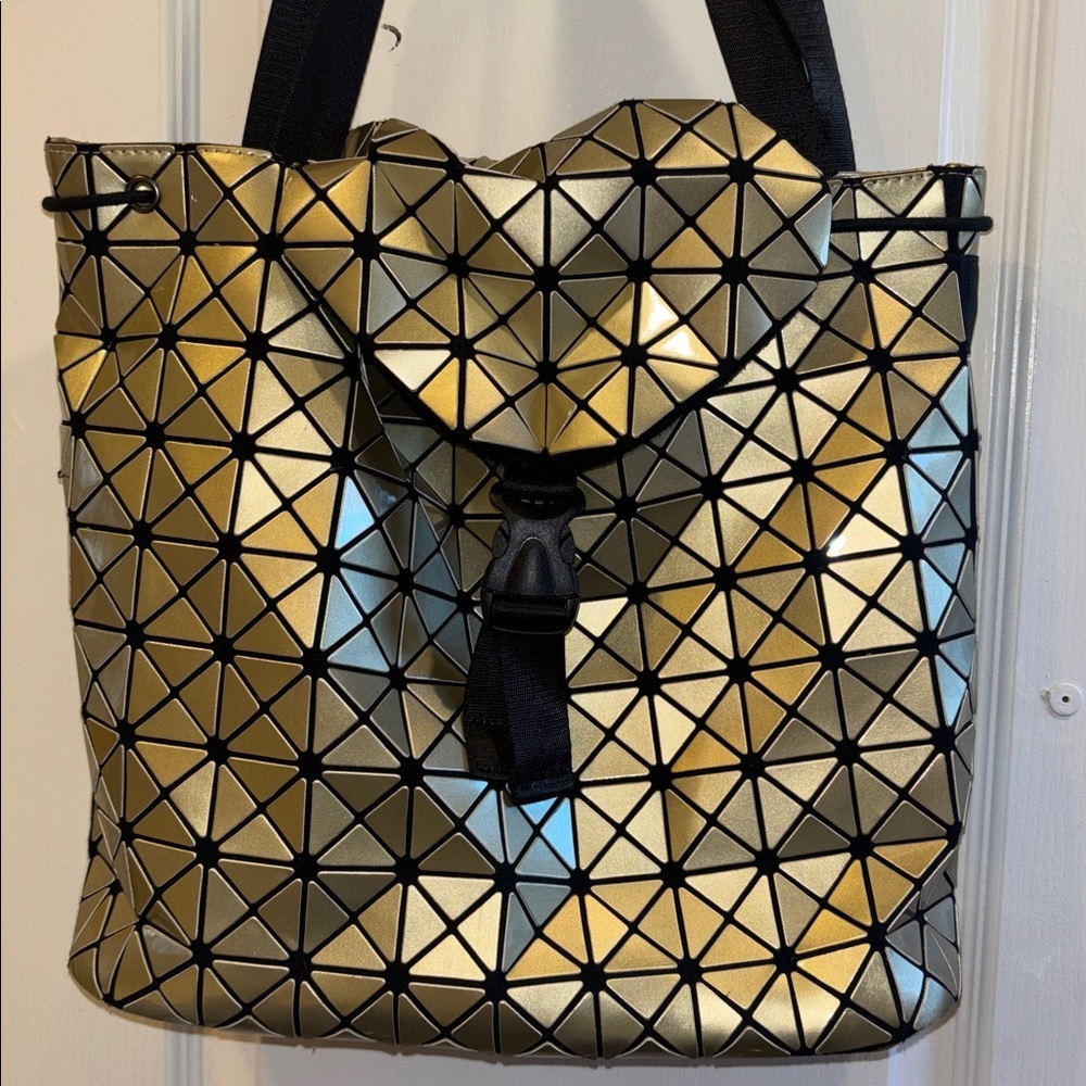GOLD GEOMETRIC DESIGN TOTE BAG/ SHOULDER BAG PLIABLE AND LINED INTERIOR NO TAGS
